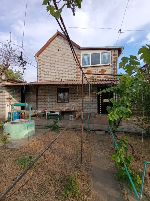 Продаю дачу два поверхи, газове опалення+ пічне+ камін