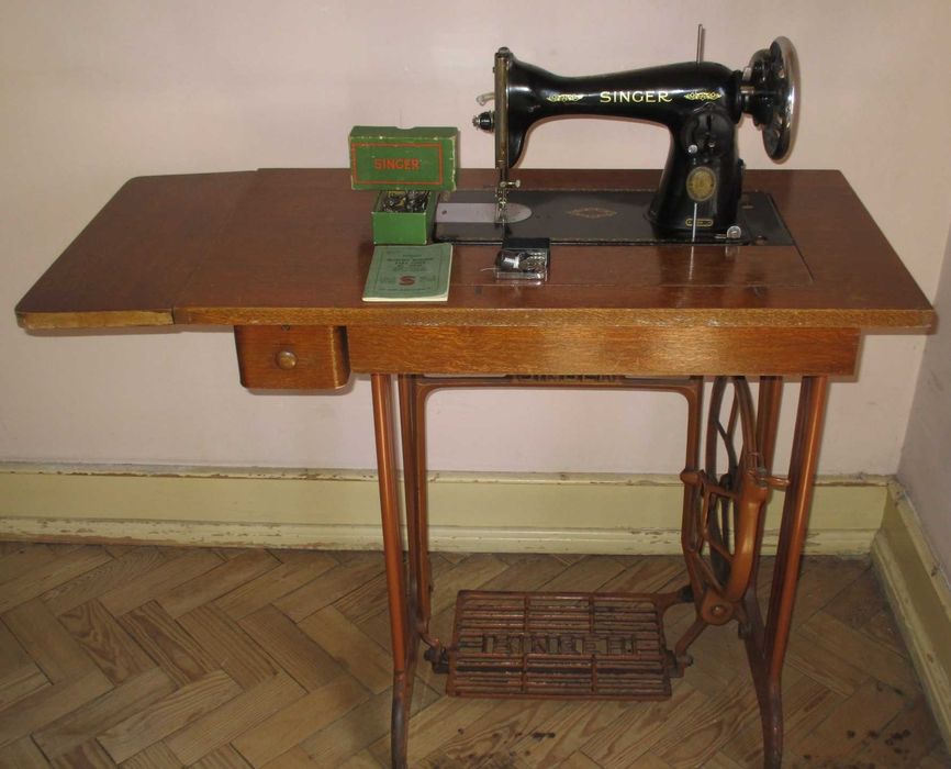 Máquina de Costura Singer 15K Com Móvel de Pedal com Acessórios