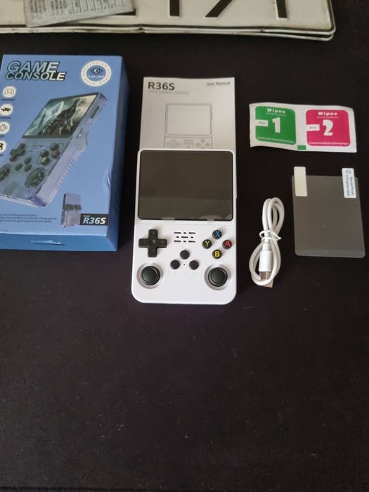 Przenośna konsola R36S