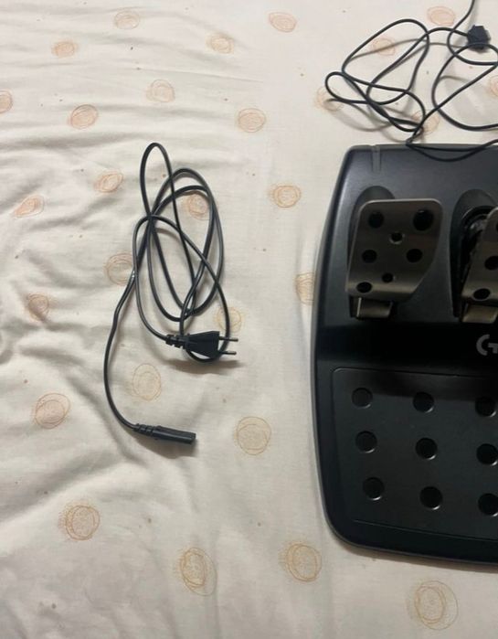 Volante Logitech G923 TRUEFORCE (PS/PC) — Como Novo + Pedais