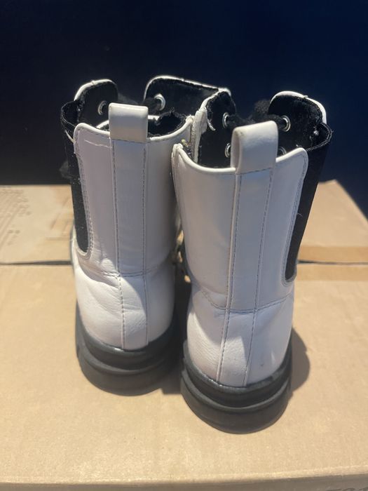 Botas brancas menina