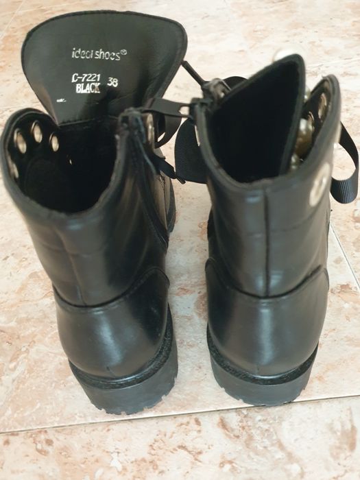 Botas número 38 com perolas