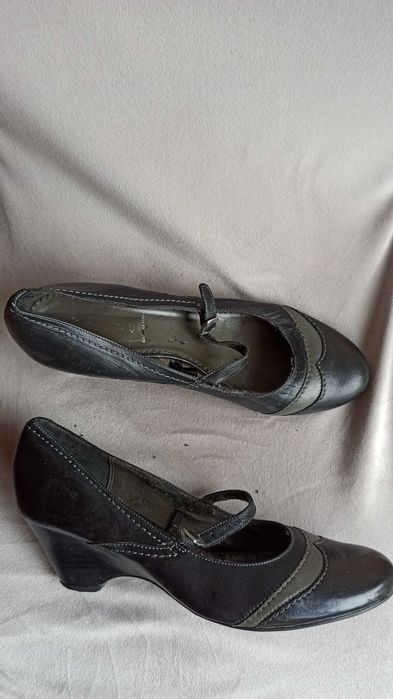 Buty skórzane na koturnie 42