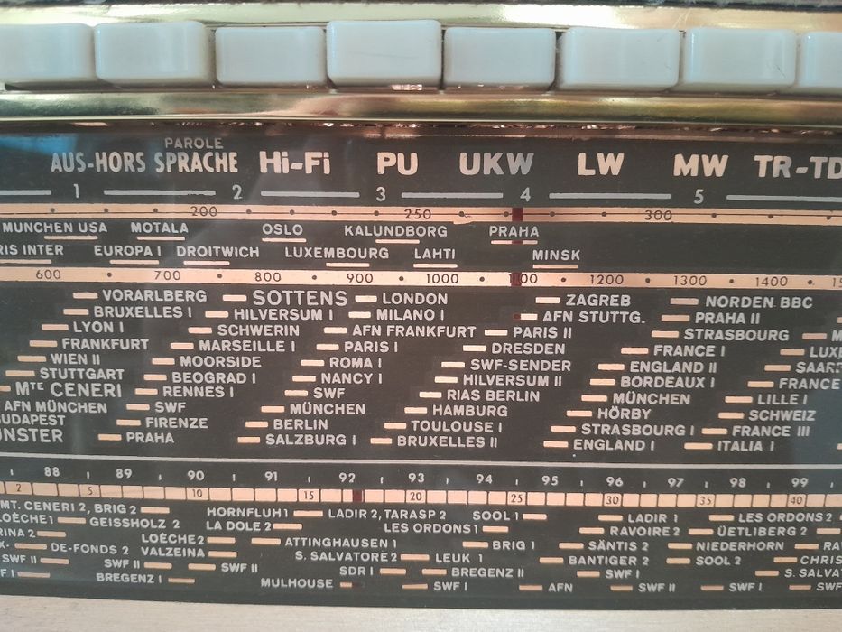 Rádio a válvulas Biennophone Celerina de 1960