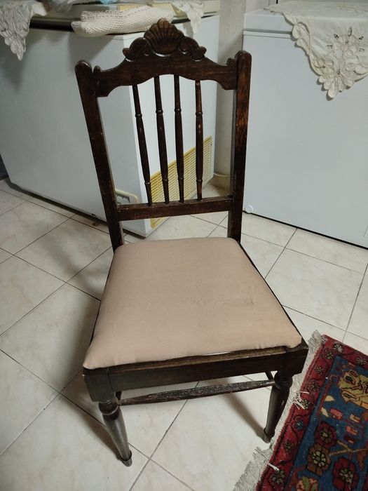 Cadeiras para mesa de refeiçẽs em madeira maciça