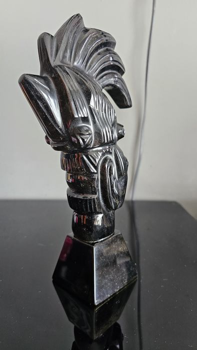 Estatueta em obsidiana negra