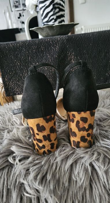 Buty na wygodnym obcasie w panterkę