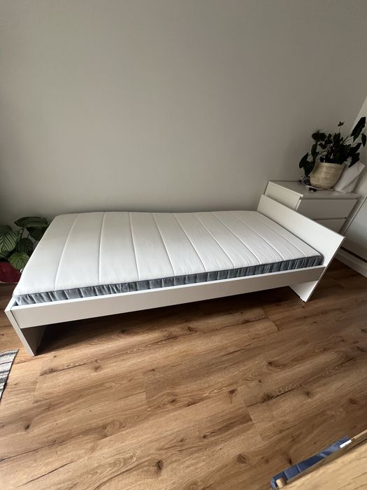 Cama ikeia com estrado e colchão