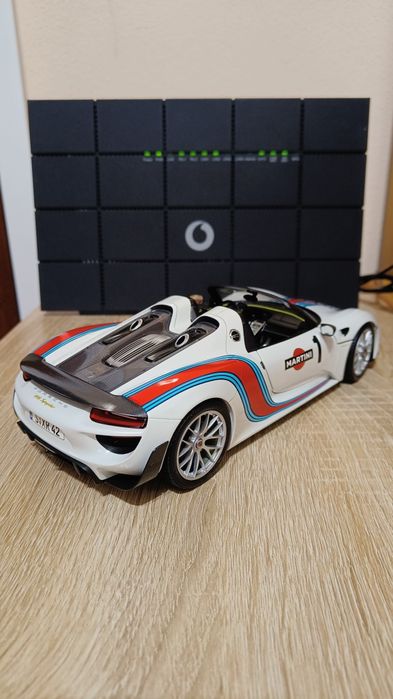 Porsche 918 Spyder "Martini" (1:18) - Minichamps