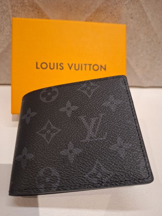 Czarny portfel LV