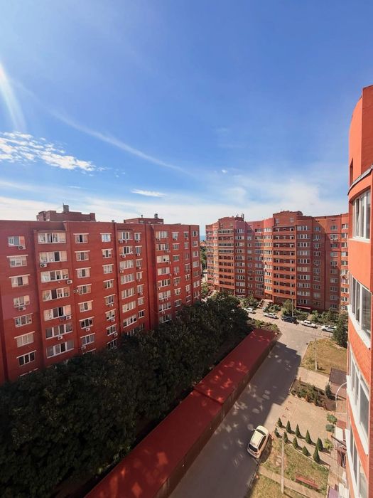 Продам в Монолите  2 комнатную со студией квартиру