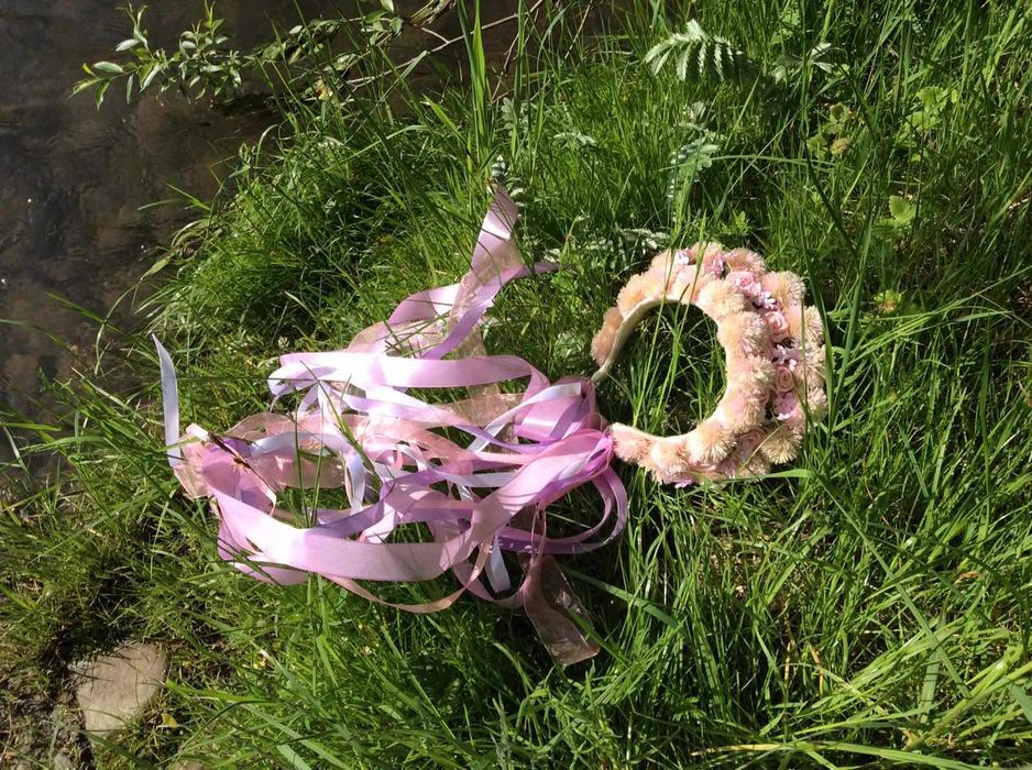 Віночок ручної роботи з помпонами та трояндами яскравий пухнатий ніжни