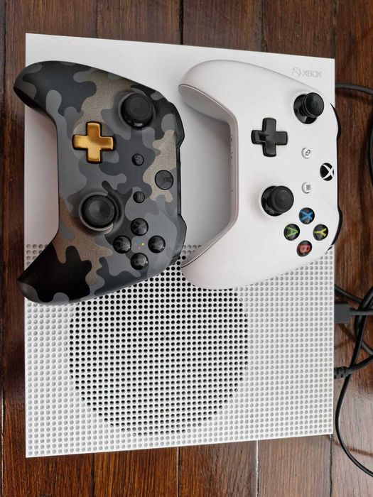 Xbox one  1 терабайт з двома геймпадами