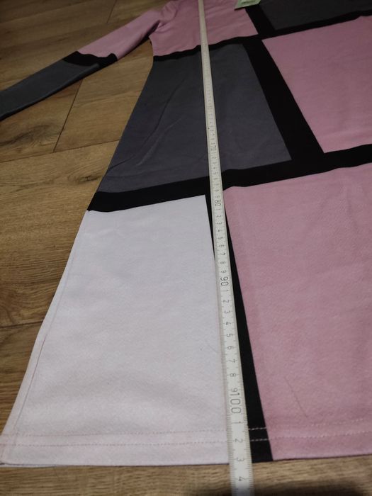 Sukienka z długim rękawem.