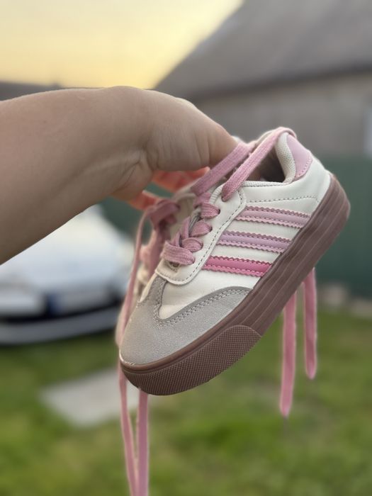 Кеди на дівчинку