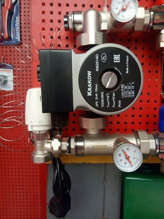 Колектор для труб теплого пола,гребенка водяного пола,в зборе,Чехия