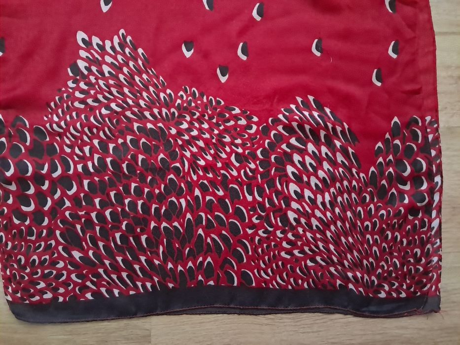 Бордовый шарф палантин