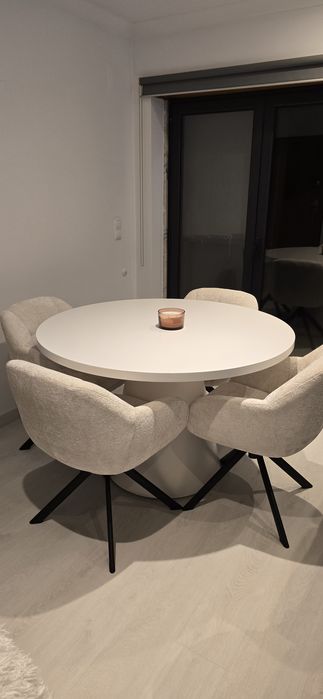 Mesa de jantar e cadeiras