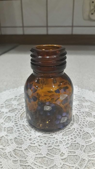 Buteleczka z ciemnego szkła ręcznie malowana w kolorowe kwiatki