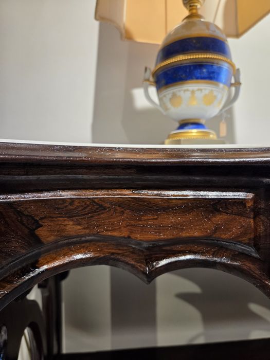 Par de Credências Românticas em Pau-santo. 

Peças antigas e restaurad