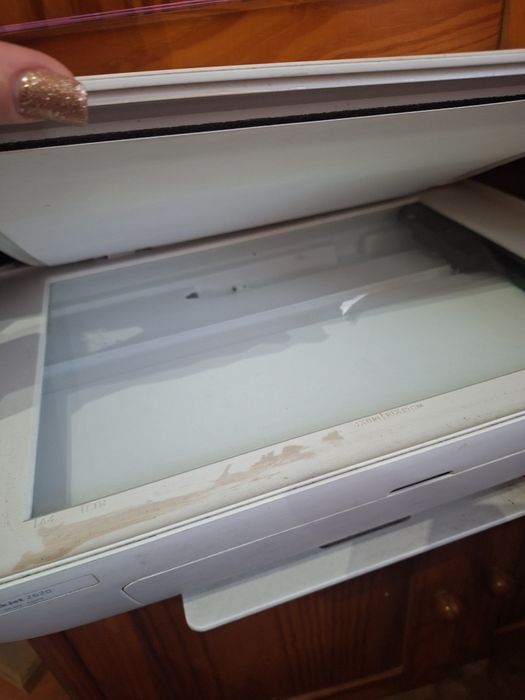 Impressora hp e mesa vermelha