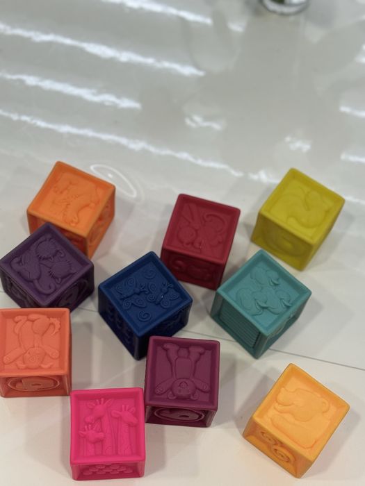 Продам силиконые кубики battat