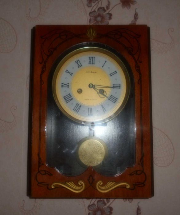 Часы  Янтарь настенные с боем .