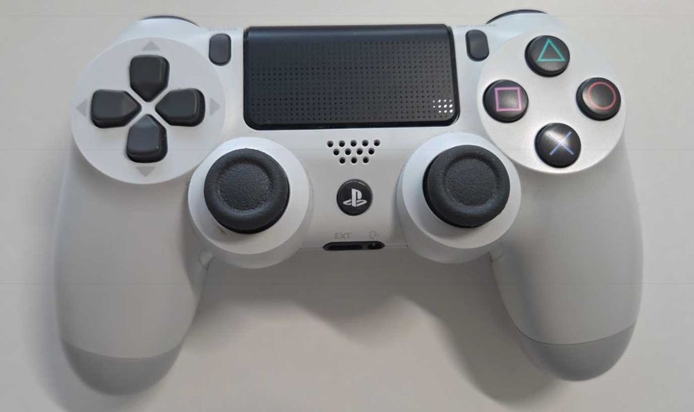 PS4 1TB + 2 comandos + 5 jogos | usada em excelente estado