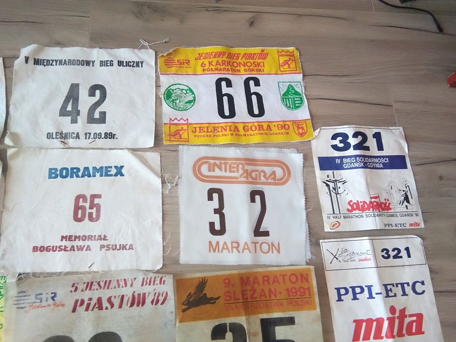 Numery startowe z biegów ulicznych.