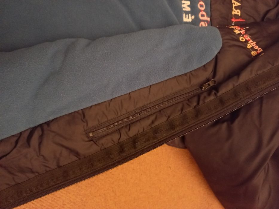 Anorak preto em polisstereno com forro em flanela azul petróleo