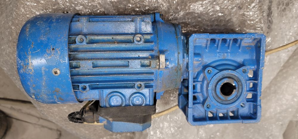 Мотор Редуктор  220 вольт