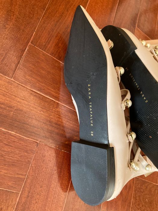 Sapatos com tiras e enfeite de botões tipo pérola 36