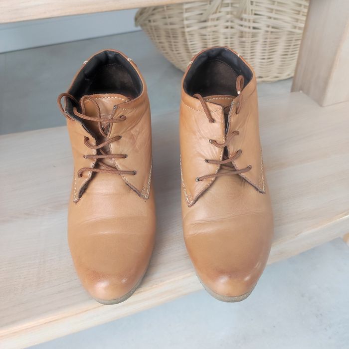 Buty damskie skórzane na koturnie 37
