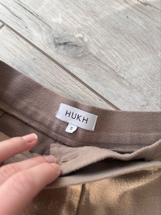 Teksturowane beżowe bermudy Hukh