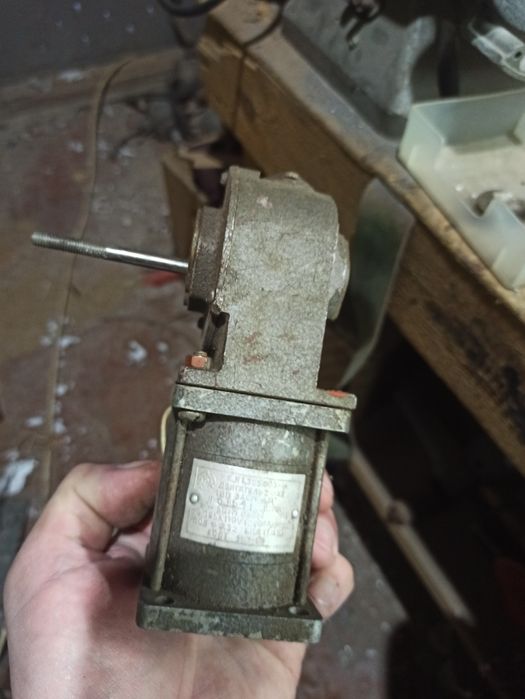 Электродвигатель с редуктором