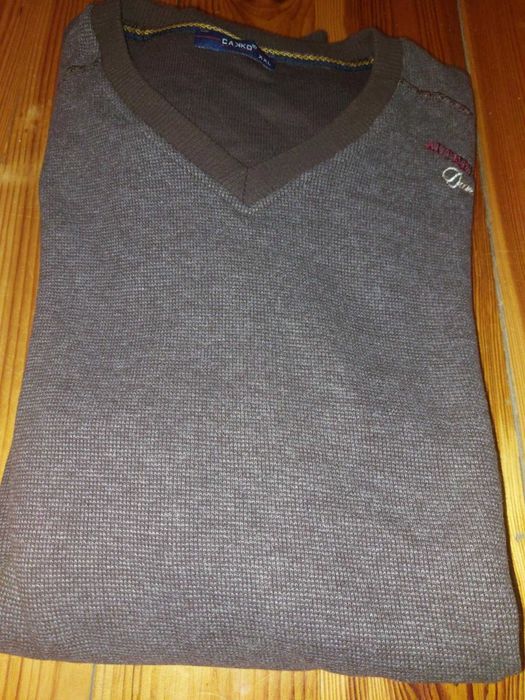 Brązowy sweter męski w serek