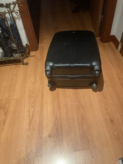 Mala viagem rigida tamanho medio (marca Delsey)