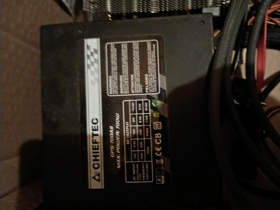 PC rozmontowany, wszystko poza dyskiem twardym i obudowy