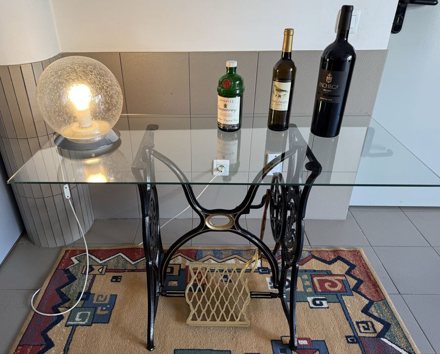 Mesa tampo de vidro em pés Singer