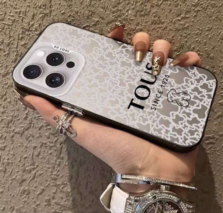 Capa Acrílica Luxuosa T-TOUS com Linhas Entrelaçadas Brancas e Efeito Fosco para iPhone 17, 16, 15, 14 Plus, 13, 12 Mini, 11 Pro Max