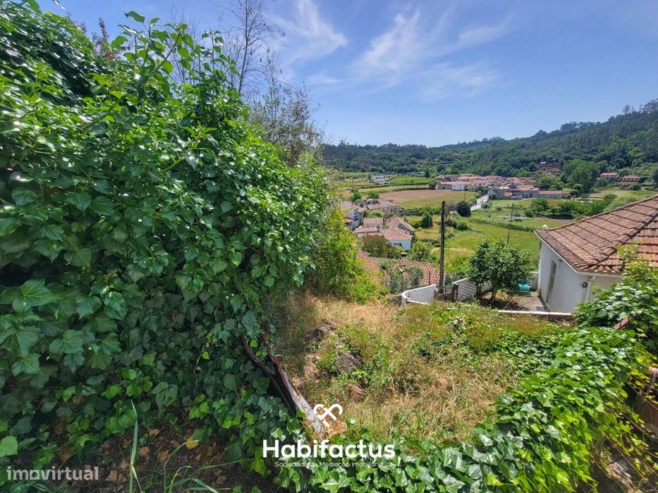Moradia Isolada T2, para Reconstrução, c/ Varanda e 2 Terrenos á Venda