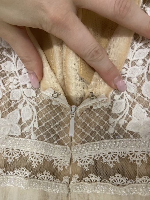 Suknia ślubna ANNAIS w A lekko rozkloszowana na ramiączkach