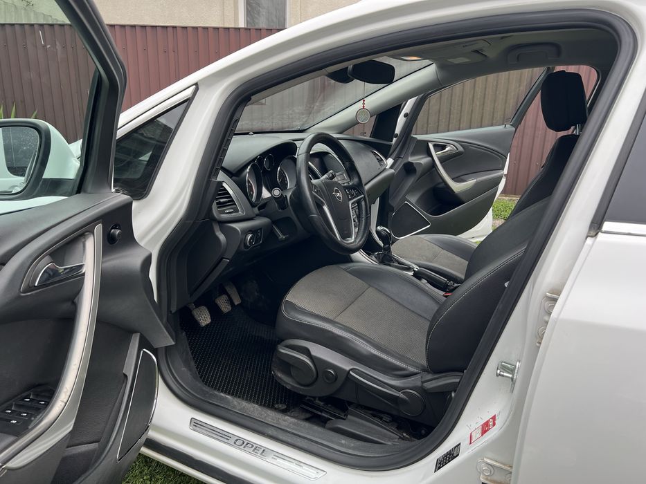 Opel Astra J 2011