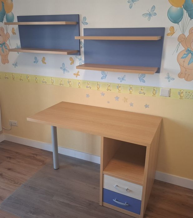 Quarto juvenil com cama secretária mesas cabeceira