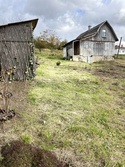 Будинок з земельною ділянкою