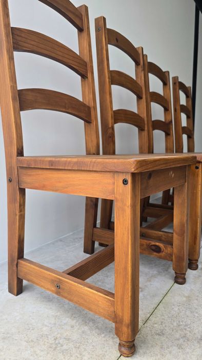 Mesa de jantar com 4 cadeiras em madeira maciça.