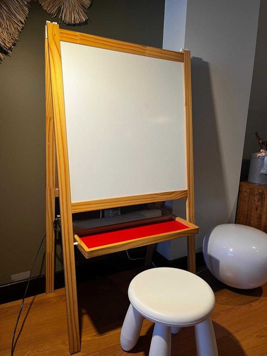 Conjunto IKEA: cavalete + banco para criança mammut