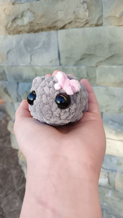 Uroczy smutny chomik breloczek na szydełku