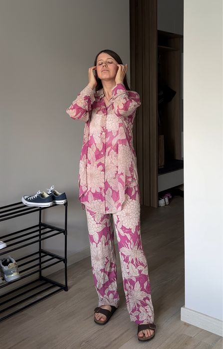 Комплект костюм блуза і брюки в квіти рожевий
