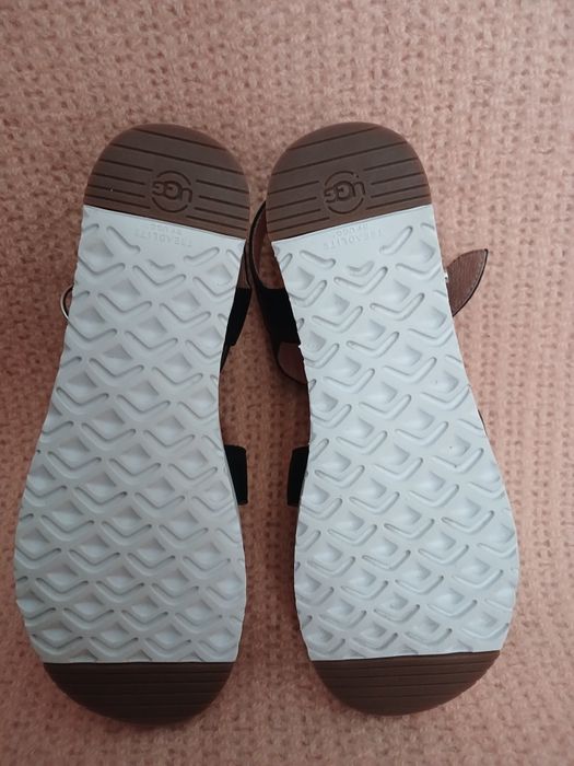 Босоножки чёрные  UGG. Оригинал.